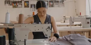 ミシンで縫う女性